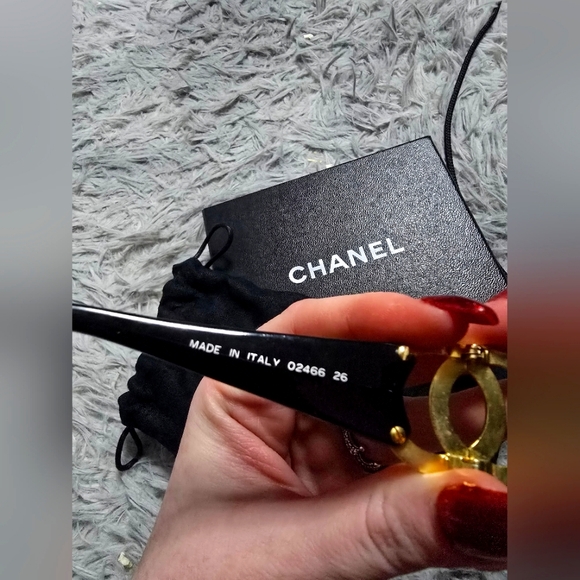 Chanel Black W/ Gold CC Sunnies✨️ (EUC)(NO SCRATCHES)(SEE PICS) - Picture 3 of 6